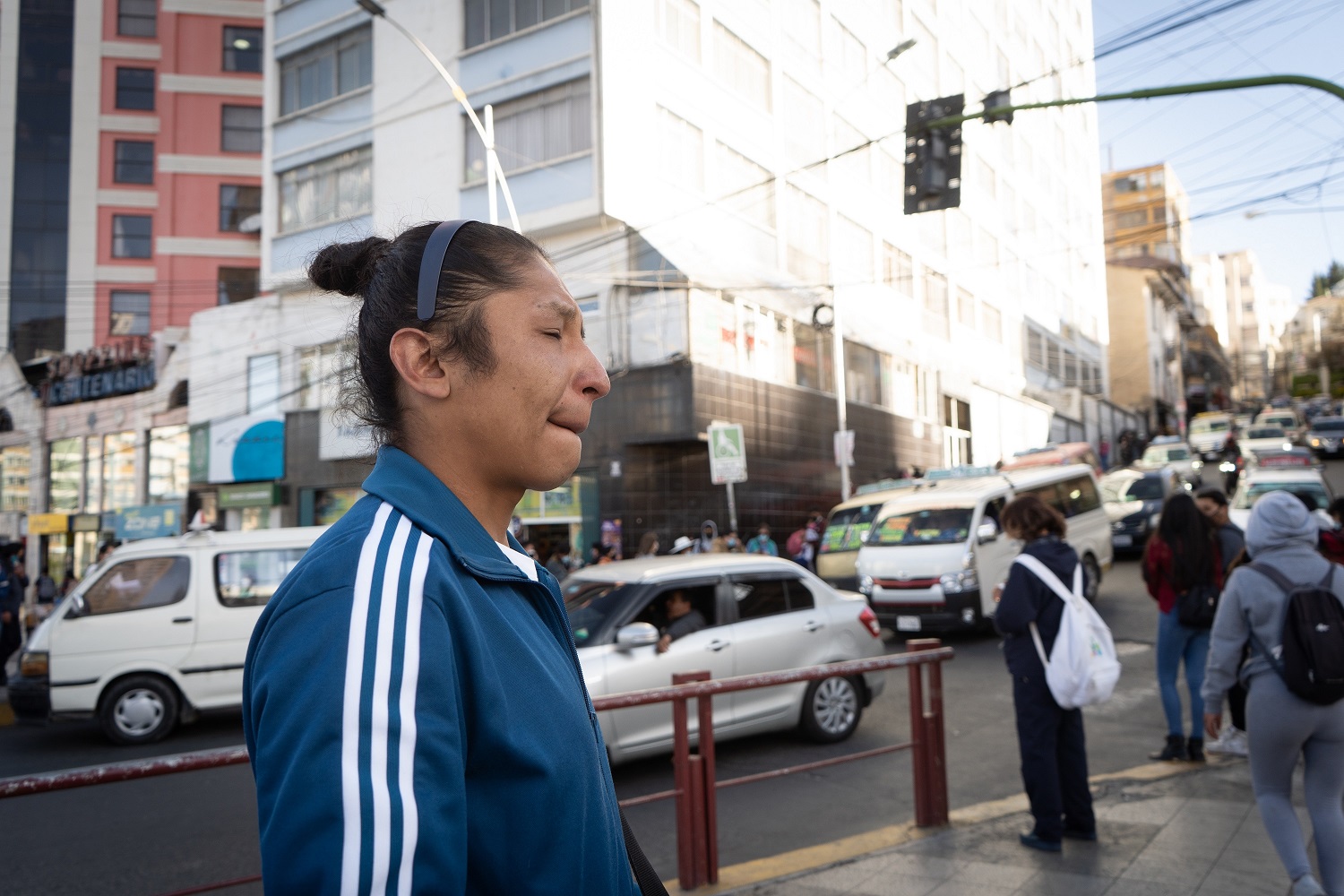 José Fernando retorna al lugar de la protesta en La Paz donde un policía le disparó una granada de gas lo que le produjo la pérdida de su ojo izquierdo | Foto: Javier Mamani