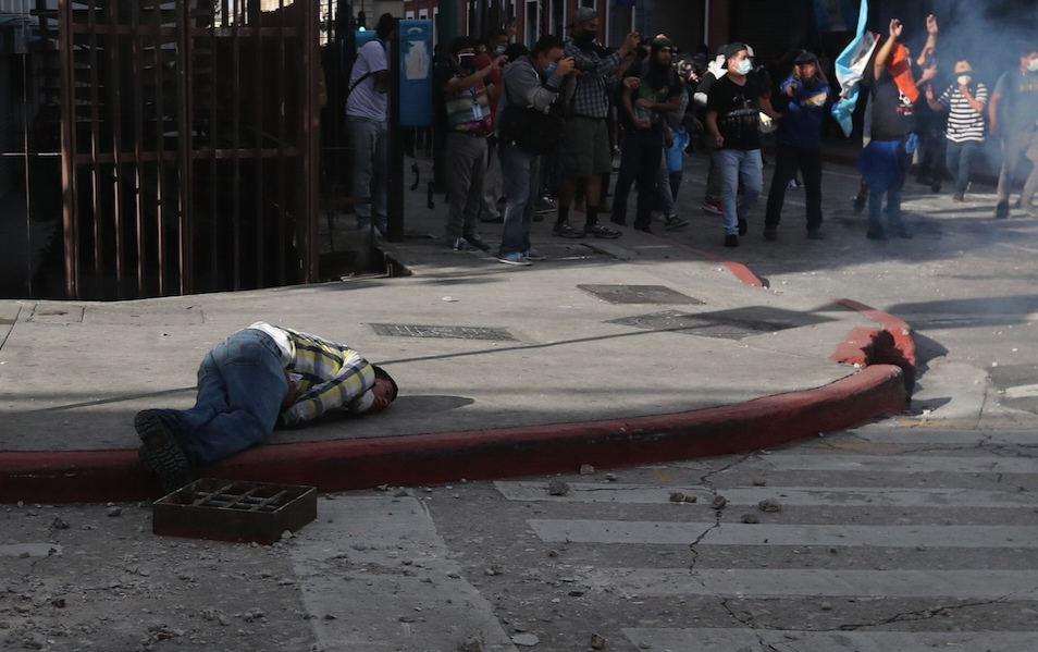 Carlos Manuel González yace en el suelo tras ser alcanzado en el ojo por una bomba lacrimógena en los alrededores del Congreso durante la manifestación del 21 de noviembre del 2020. | Foto: Erick Ávila / Prensa Libre