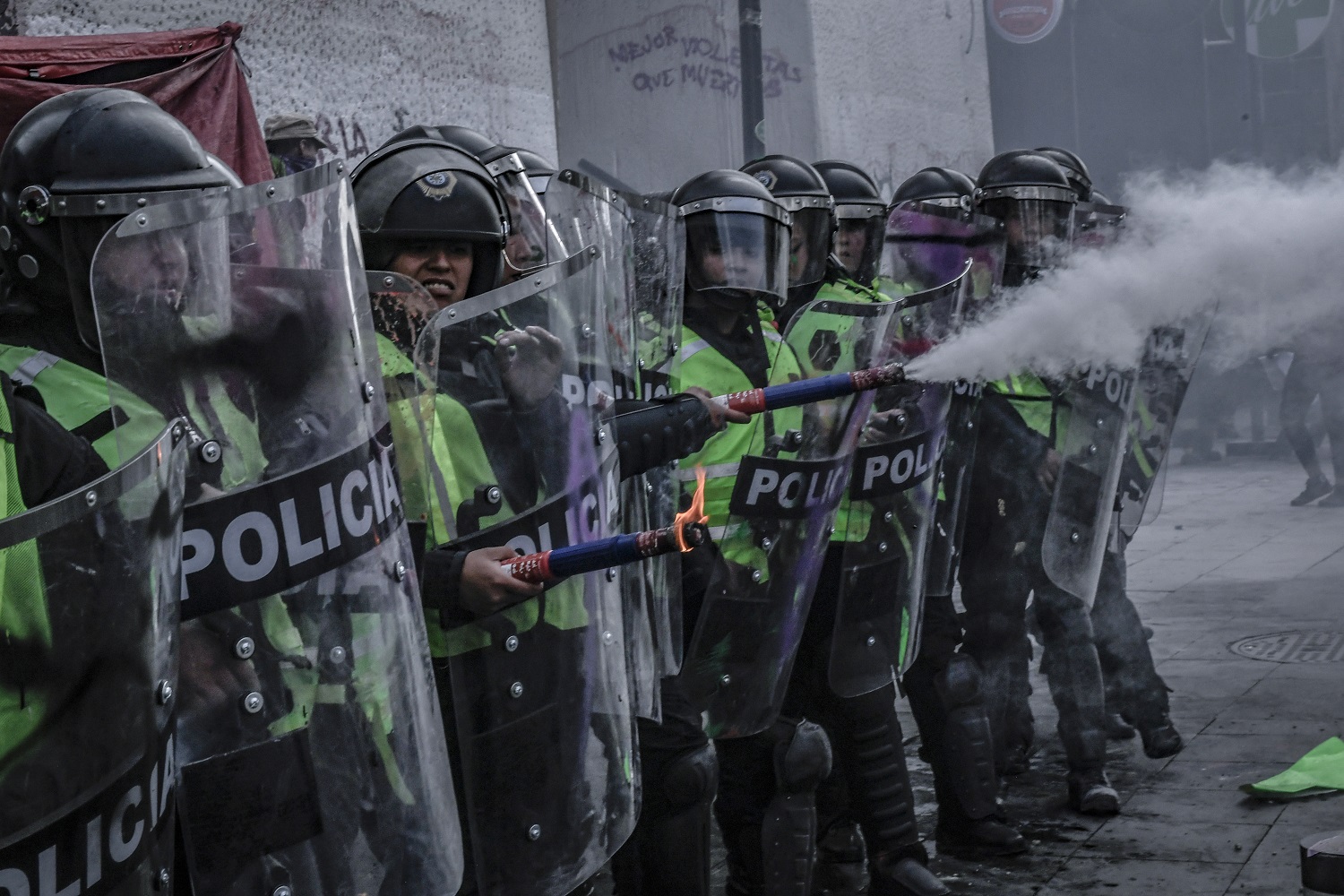 Las policías de la Ciudad de México rocian extintores sobre las manifestantes durante las marchas feministas | Foto: Nayeli Cruz