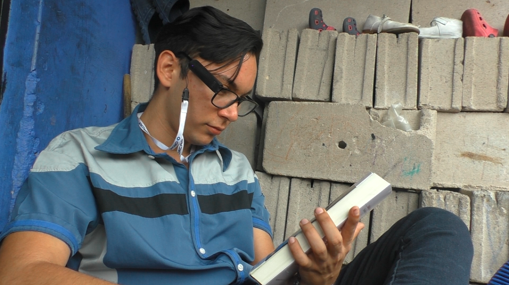 A Rufo le gusta la poesía. Con ayuda de un dispositivo portátil de visión artificial lee a Neruda | Foto: Miguel Rodríguez Drescher